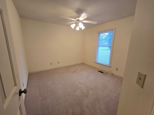 Building Photo - Quiet Neighborhood- Large Lot- Shed- Enclosed Sunroom! Community Pool & Tennis Courts!
