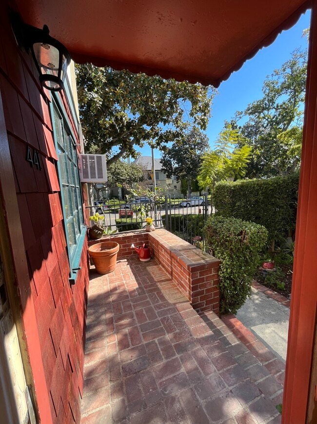 Building Photo - 441 S Doheny Dr