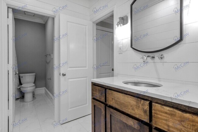 Building Photo - 857 N Glasgow Dr