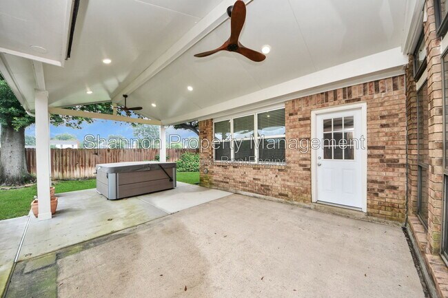 Building Photo - 15818 Sweetwater Creek Dr