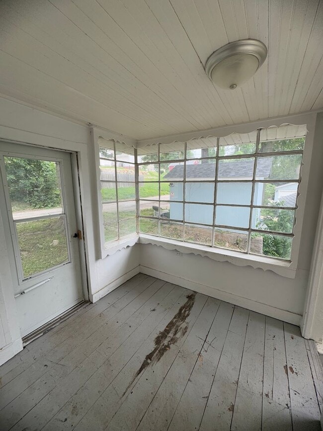 Building Photo - 2 bedroom Rock Island Home for Rent
