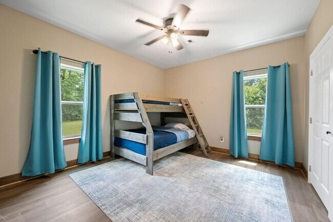 Building Photo - 376 Jill St