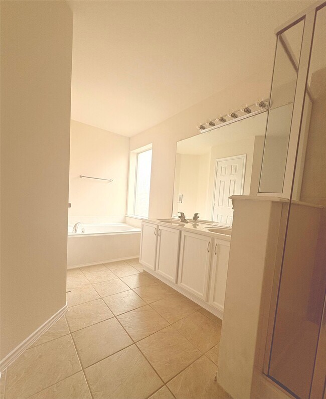 Building Photo - 5818 Kenwood