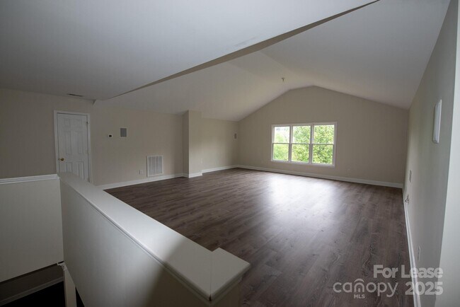 Building Photo - 247 Montibello Dr