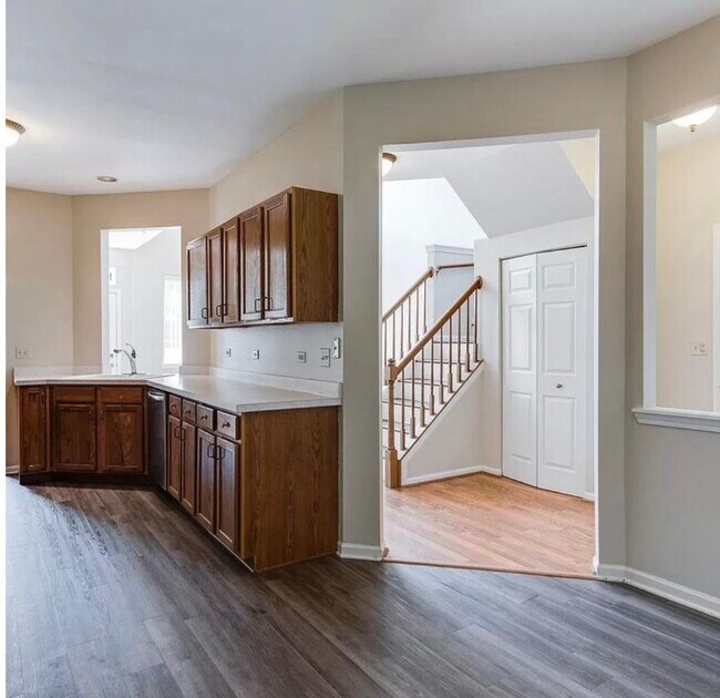 Building Photo - 1 S Oakhurst Dr
