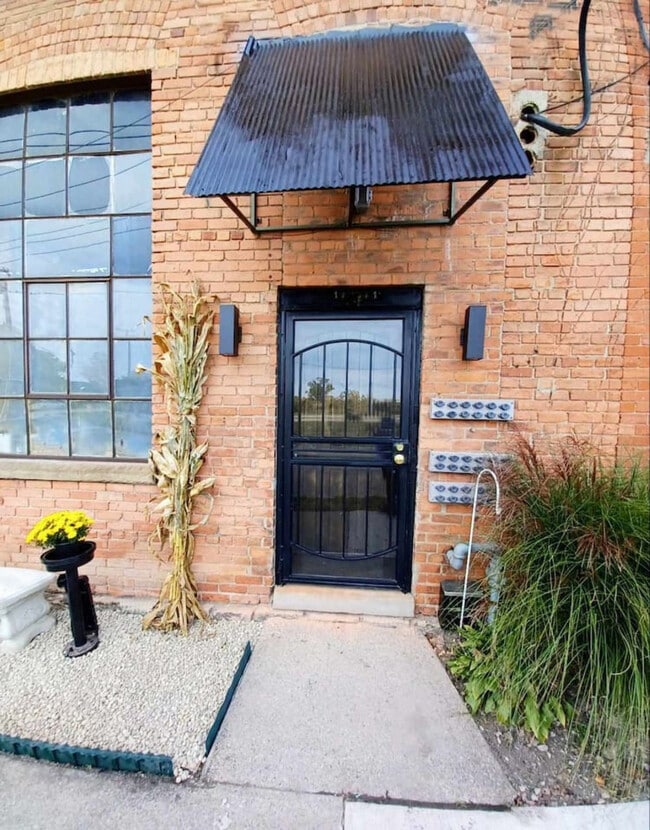 Building Photo - 227 Iron St