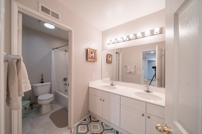 Building Photo - 6655 Hollycrest Ct
