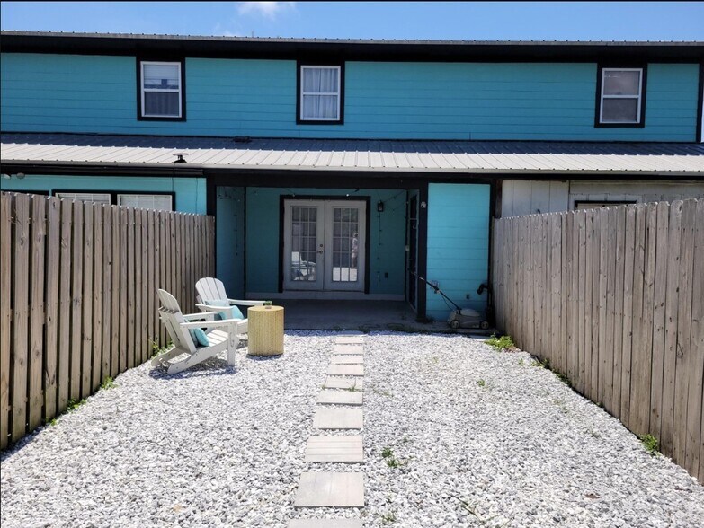 Building Photo - 6300 Pinetree Ave