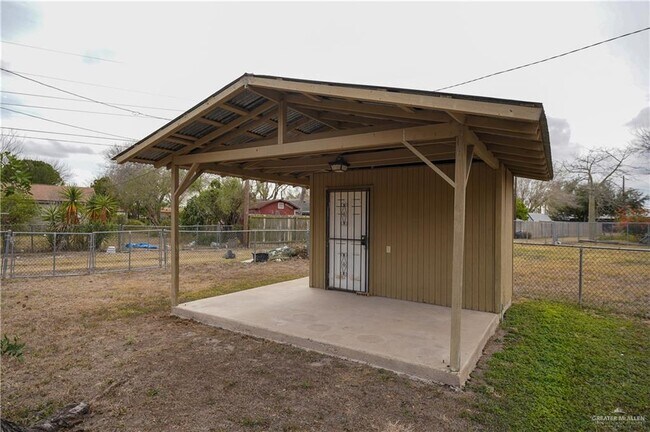 Building Photo - 204 E Gomez Dr