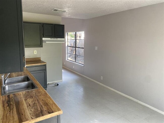 Building Photo - 2/1 duplex with covered parking