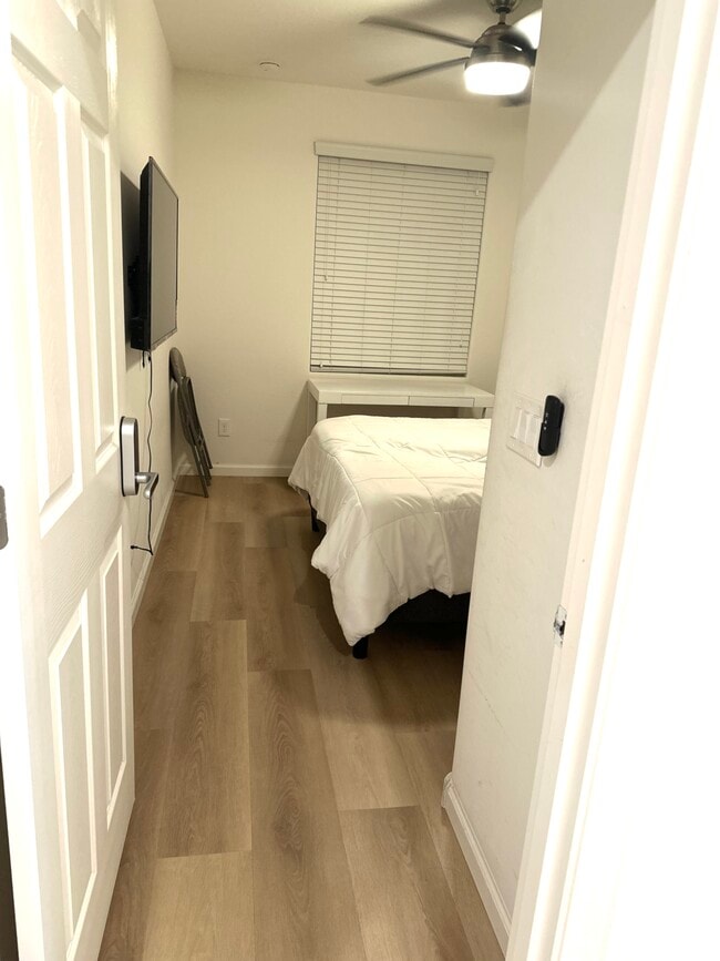 Building Photo - Layton Lake Home Room for Rent