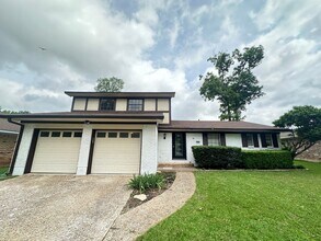 Building Photo - UPDATED IN TOWN SOUTH-LARGE 4/3 BRICK HOME-VERY NICE