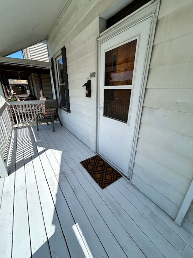 Building Photo - 1410 St James Pl