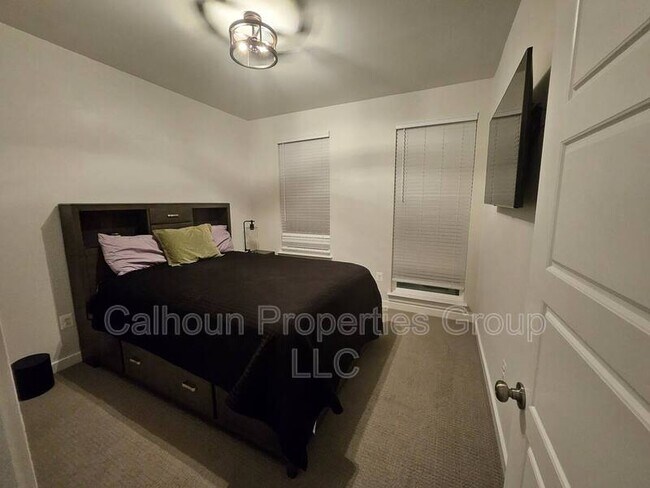 Building Photo - 605 Glenn Lk Dr
