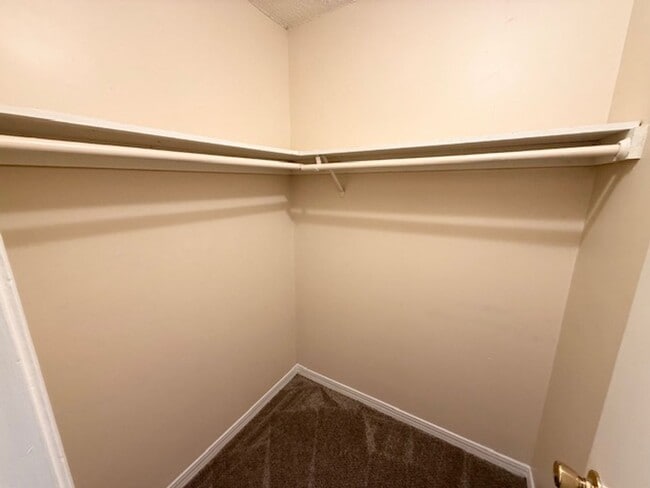 Building Photo - Beautiful Ground-Floor 2 Bedroom, 2 Bathro...