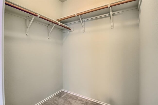 Building Photo - 18720 Royal Pointe Dr
