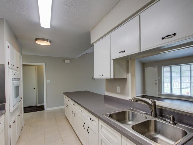Building Photo - 10815 Montverde Ln