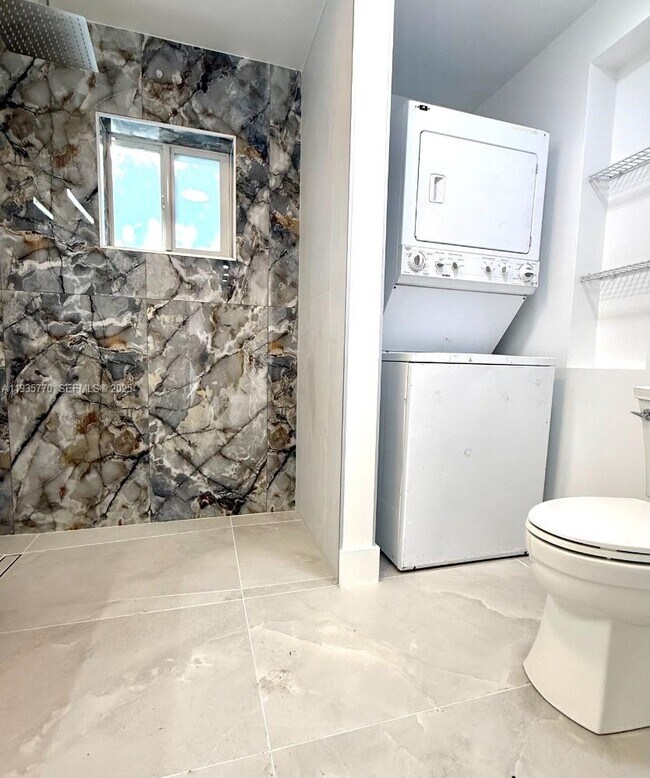 Building Photo - 716 NE 7th St