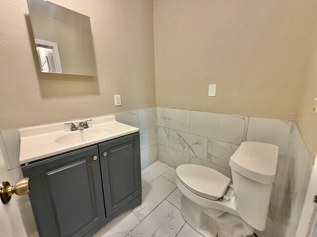 Building Photo - 2 bed cute home