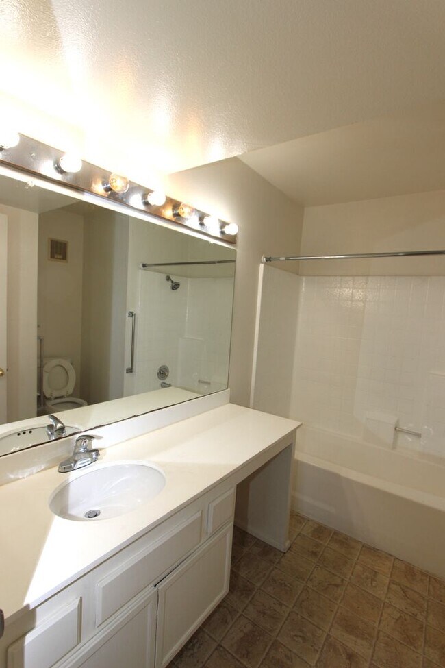 Building Photo - Large 2 bedroom 2 bathroom condo available...