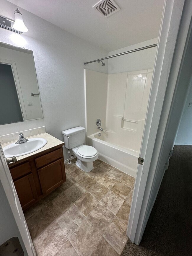 Building Photo - SW Bend House Near the Old Mill District, 4 Bdrms, 2.5 baths, A/C, Office/den, Dbl. Garage