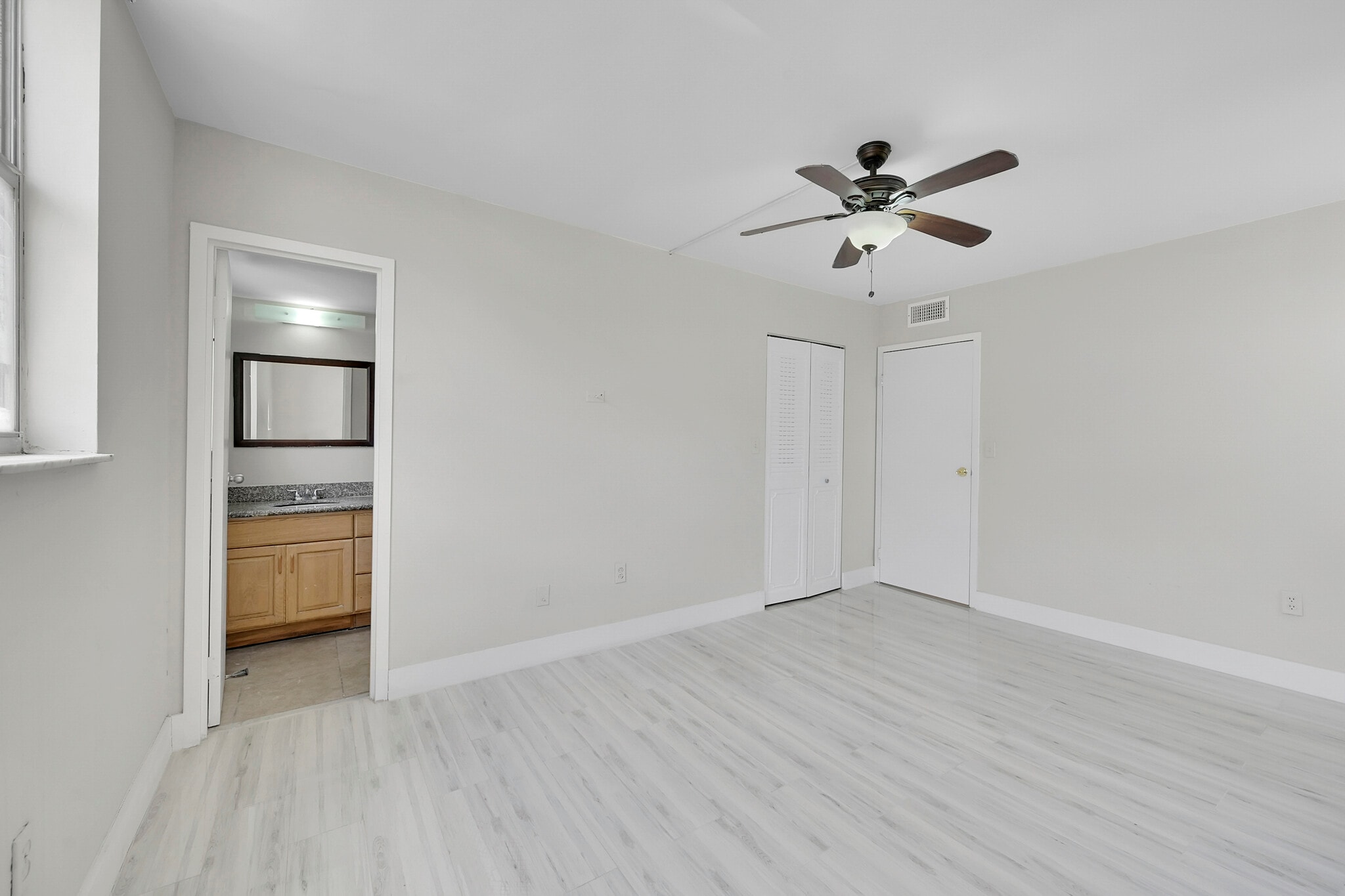 Building Photo - 2840 Somerset Dr