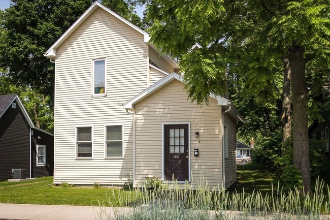 Building Photo - PRELEASING for AUGUST! Pet-Friendly 4BR Walk to Ball State, in unit Washer/dryer and hardwood flo...