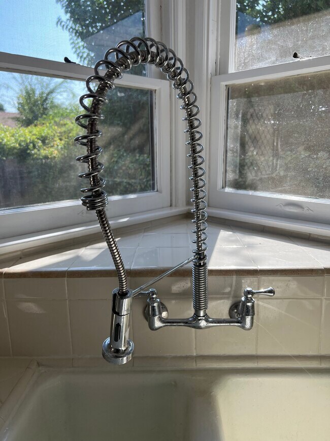 Building Photo - 13900 Burbank Blvd