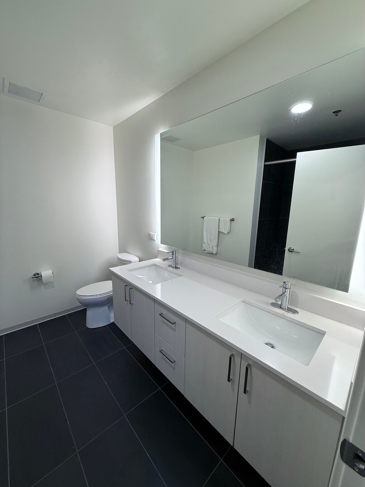 Building Photo - 334 W Schiller St