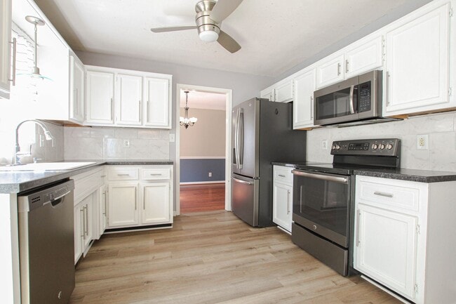 Building Photo - Pet Friendly Two Bedroom!