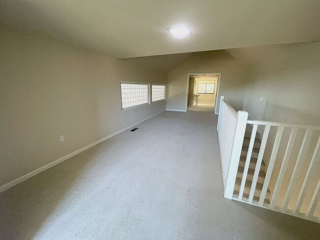 Building Photo - $5495 - Large Gorgeous 3/2 Tri-Level Home ...