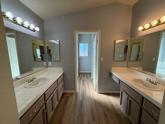 Building Photo - Nicely updated 4-bedroom in Oakdale!