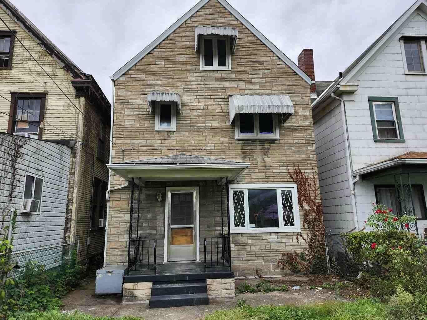 Building Photo - 1358 5th Ave