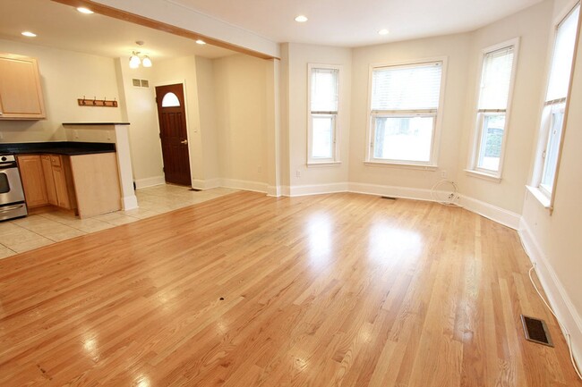 Building Photo - Large 3 bed in Brookline