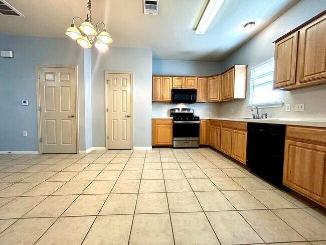 Building Photo - 1707 Chestnut Ave