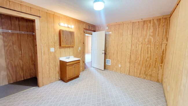 Building Photo - 3 Bedroom/ 1.5 Bathroom House -Near WVU Ma...