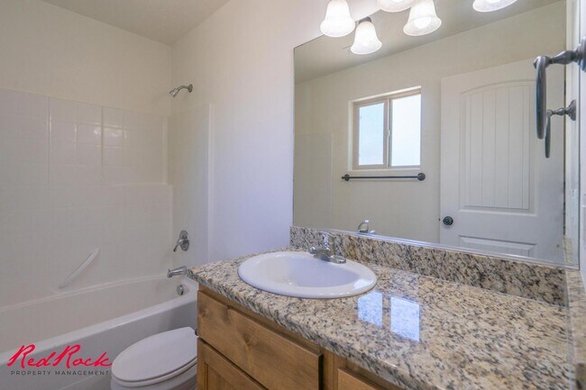 Building Photo - DOG-FRIENDLY 3 Bedroom Townhome with INTERNET INCLUDED!