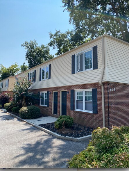 Primary Photo - 806 College Ave