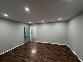 Building Photo - 208 Lakeshore Dr