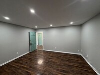 Building Photo - 208 Lakeshore Dr