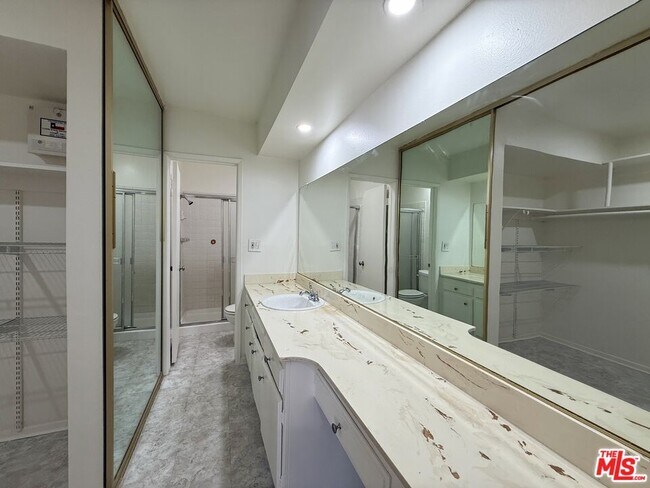 Building Photo - 5320 Zelzah Ave