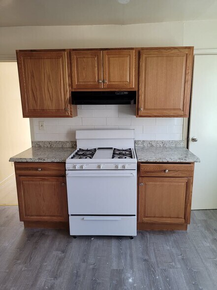 Building Photo - 18 E Walnut St