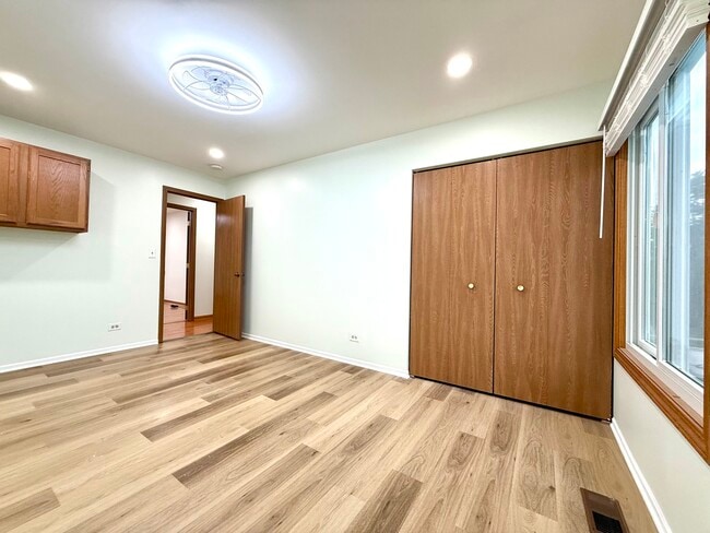 Building Photo - 2449 Carlton Dr