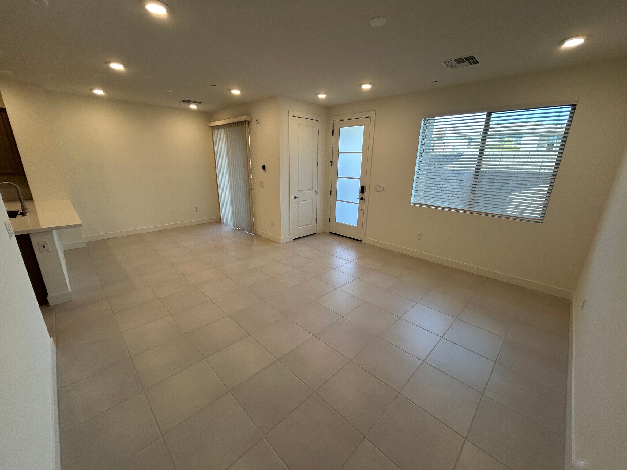 Building Photo - 2121 W Sonoran Desert Dr