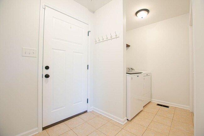 Building Photo - Pet Friendly Three Bedroom!