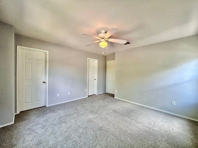 Building Photo - Charming 3BR/2BA Two-Level Home with Cover...