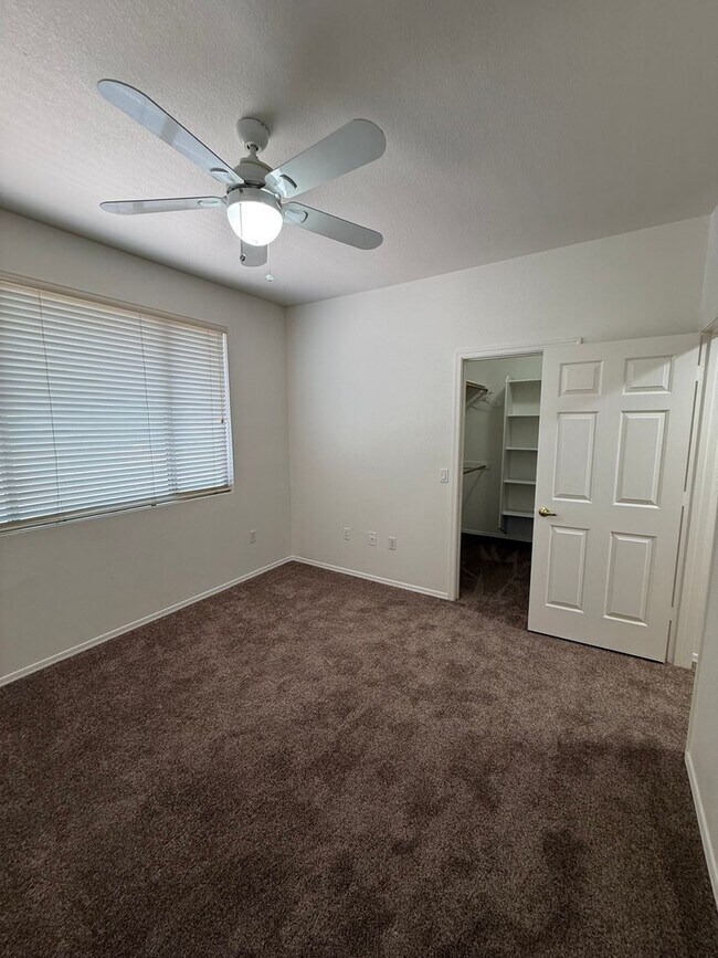 Building Photo - 3 Bedroom Townhouse with Garage, Gated Com...