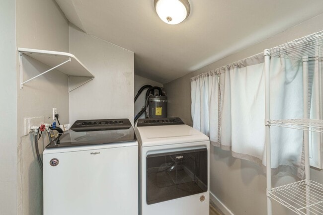 Building Photo - 2 Bedroom 1 Bath SIngle Family Home With L...