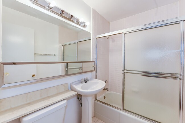 Building Photo - Spacious & Bright Junior One Bedroom at Ri...
