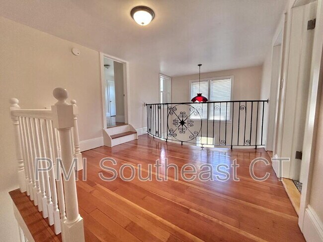 Building Photo - 32 Starr St